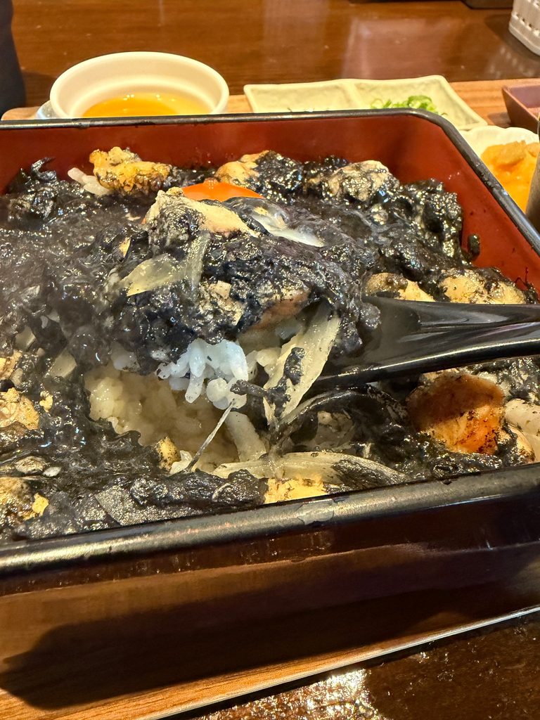 すみまるの黒い親子丼