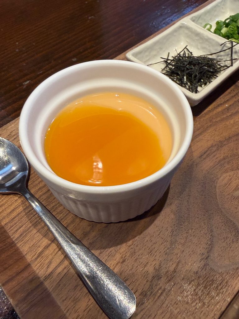 すみまるの平日ランチセットに付いてきた手作りミニデザートのプリン。食後にちょうどいいサイズのなめらかなデザート